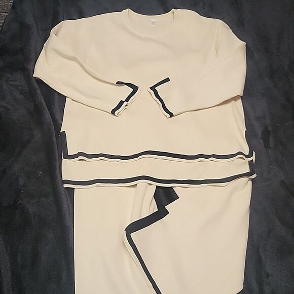 Cream sweater set, Size M - Picture 1 of 2
